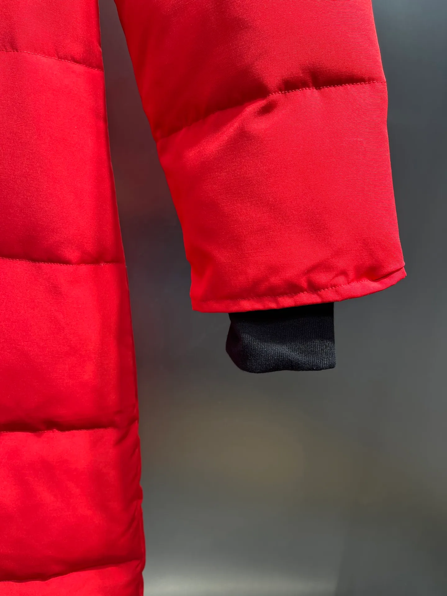 P840 CANADA GOOSE parka 22 styles ➖ Genuine synchronous anti-counterfeiting chip sensor! ➖ Imported 21-count polyester-cotton blended original fabric [last year’s 16-count/18-count hard fabrics have been completely eliminated, this year all use 21-count genuine synchronous fabrics, the soft mid-strap feels delicate and textured], genuine synchronous Feather-Light 10D waterproof coating fabric, made of 84.5 polyester fiber and 15.5 cotton, 100% the best feel in the entire network! ➖ The genuine official website is synchronized with the national standard 80 white duck down, you can check the official website customer service, there will never be a series of misleading claims such as 90 down or goose down! ➖ Using the best nylon lining with double double-layer sealing design, velvet-proof No. 7 needle + grid-filled down ready-made garments, there is 100% no so-called velvet running! ➖ The cuffs are designed with thickened seamless threads, and the collar and pockets are lined with top-quality polar fleece to keep you warm and comfortable! ➖ Yoshida YKK provides original custom-made electroplated sliders. YKK two-way lockable zippers are tight and smooth and will not peel off paint! ➖ 3M composite guarantees that the Velcro is the same as the original, durable, and all accessories and hardware are custom-made! ➖ Imported BEHRINGER embroidery machine to customize the 10,000-needle embroidery logo, 98% of which can be reproduced to restore the original logo. You can check and compare on the official website! ➖ The fur collars are all made of large pieces of Western Canadian blue wolf hide, ensuring that each fur collar is 13-15cm wide! size：xs-xl